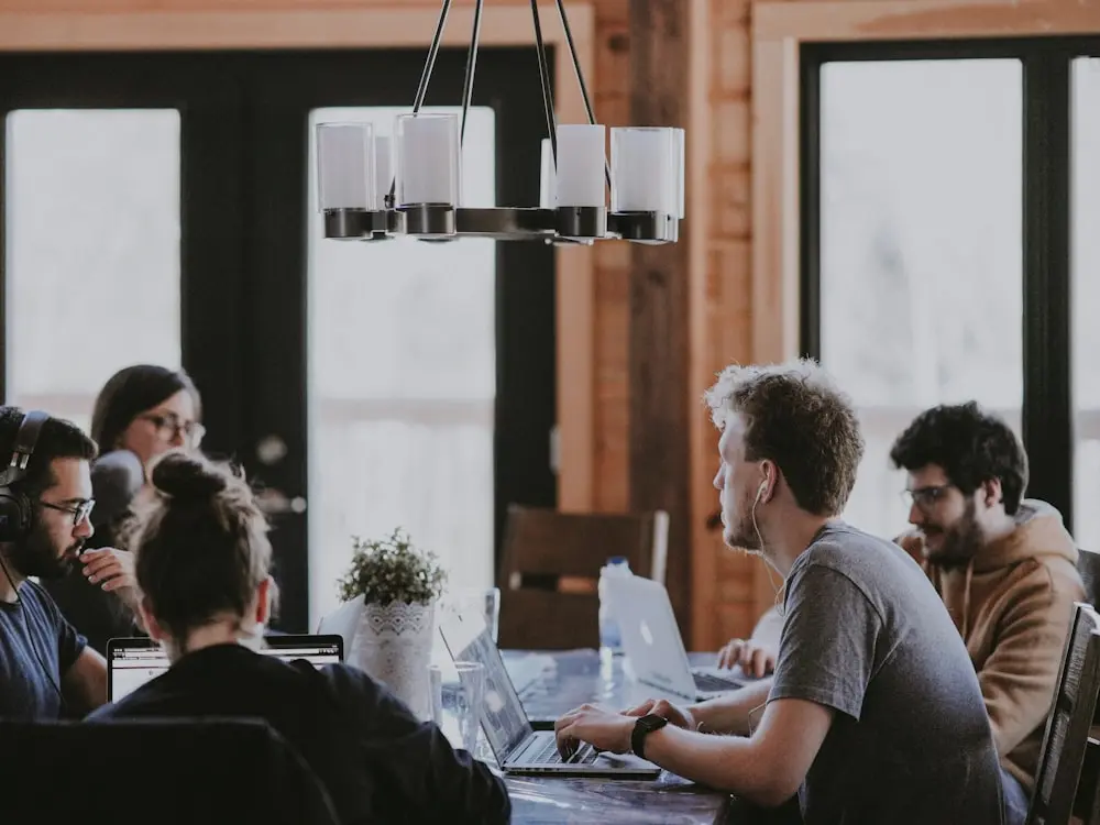 Team bei der Arbeit im modernen Büro — dekoratives Stimmungsbild